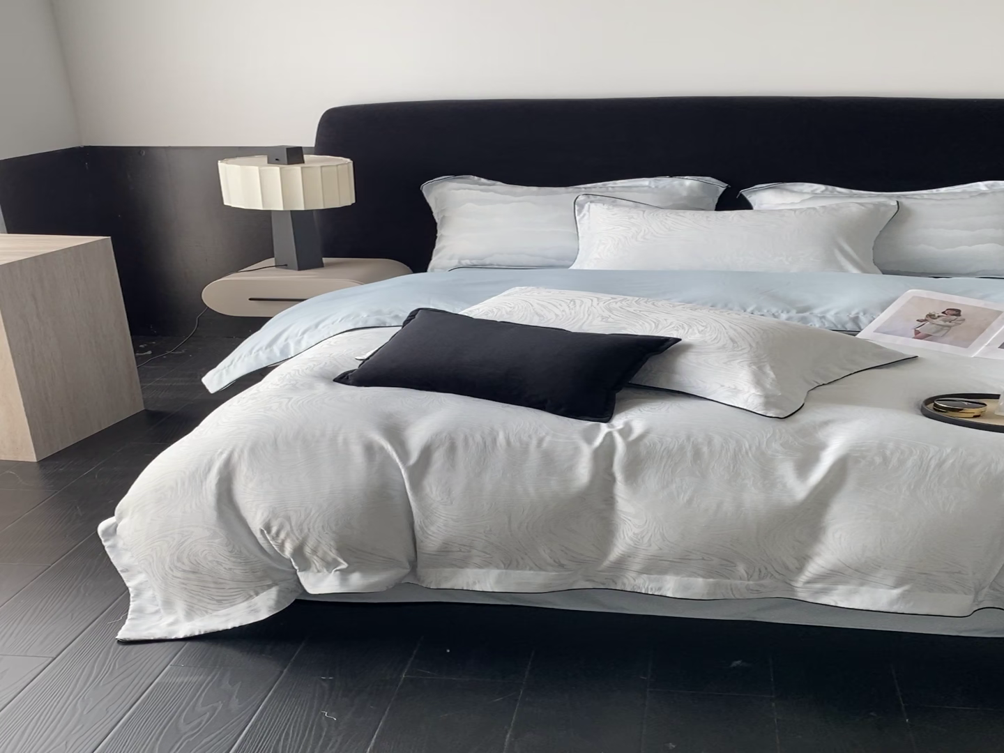 91家纺网 家纺一手货源 找家纺 悦织湾家纺 2026新款水洗冰丝提花四件套-知夏凉爽透气轻奢床上用品三四件套 知夏碧海蓝