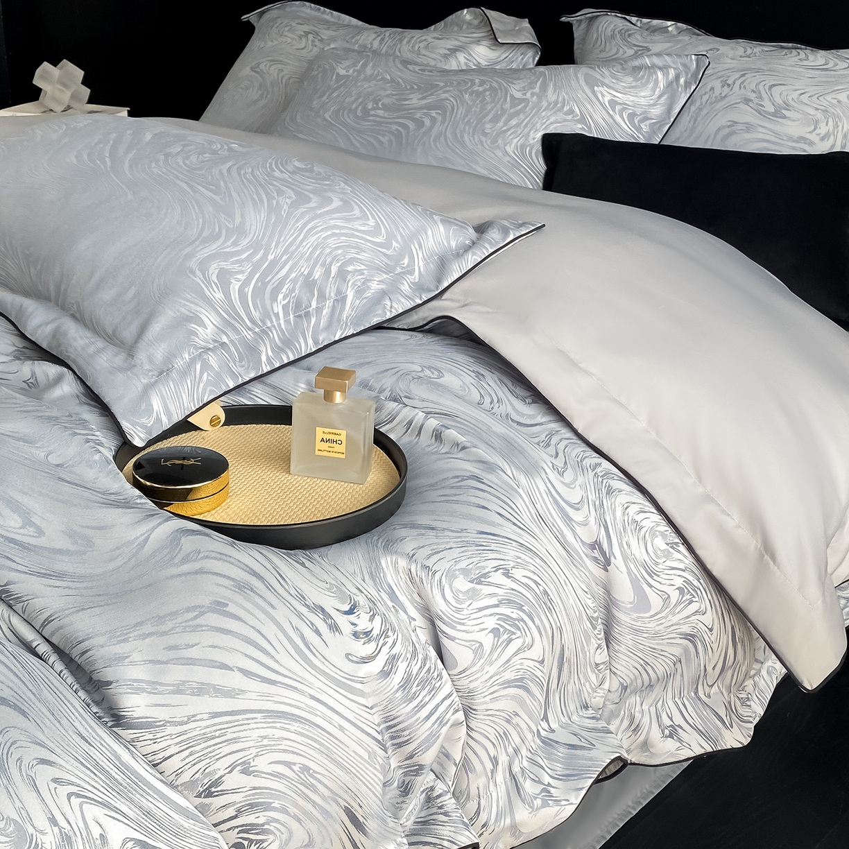 91家纺网 家纺一手货源 找家纺 悦织湾家纺 2026新款水洗冰丝提花四件套-知夏凉爽透气轻奢床上用品三四件套 知夏轻奢灰