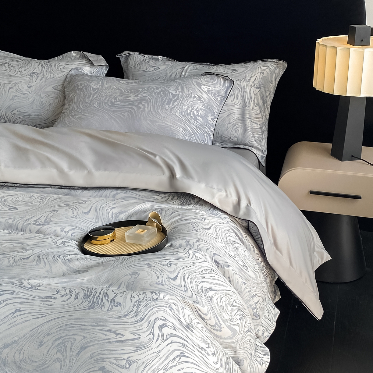 91家纺网 家纺一手货源 找家纺 悦织湾家纺 2026新款水洗冰丝提花四件套-知夏凉爽透气轻奢床上用品三四件套 知夏轻奢灰