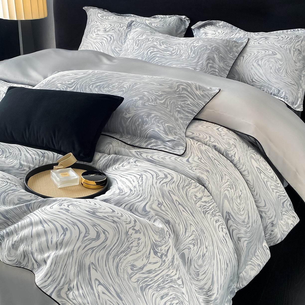 91家纺网 家纺一手货源 找家纺 悦织湾家纺 2026新款水洗冰丝提花四件套-知夏凉爽透气轻奢床上用品三四件套 知夏轻奢灰