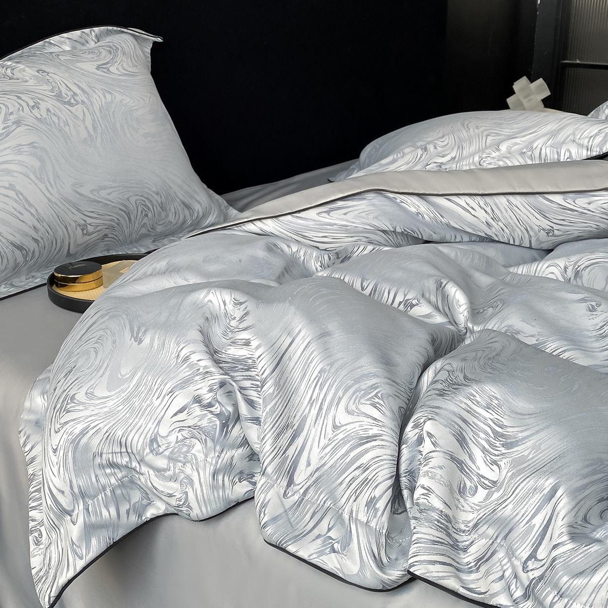 91家纺网 家纺一手货源 找家纺 悦织湾家纺 2026新款水洗冰丝提花四件套-知夏凉爽透气轻奢床上用品三四件套 知夏轻奢灰