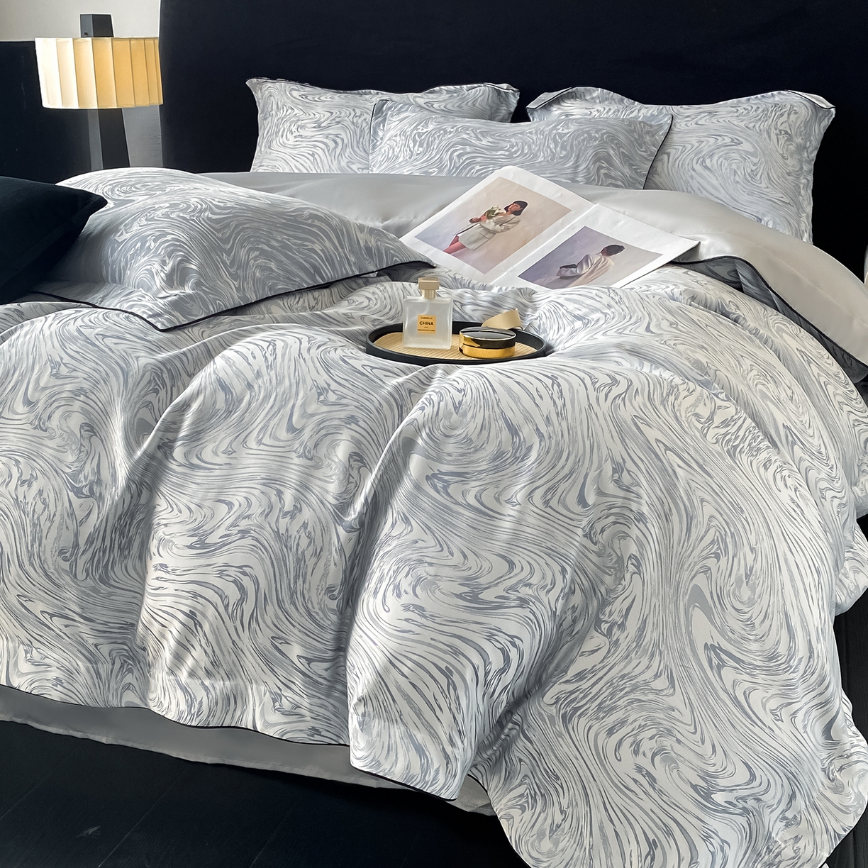 91家纺网 家纺一手货源 找家纺 悦织湾家纺 2026新款水洗冰丝提花四件套-知夏凉爽透气轻奢床上用品三四件套 知夏轻奢灰