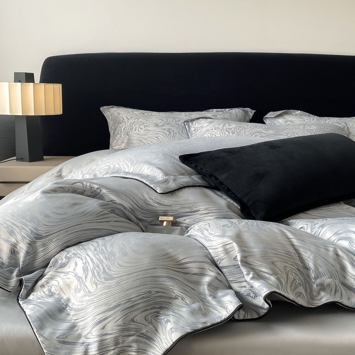 91家纺网 家纺一手货源 找家纺 悦织湾家纺 2026新款水洗冰丝提花四件套-知夏凉爽透气轻奢床上用品三四件套 知夏轻奢灰