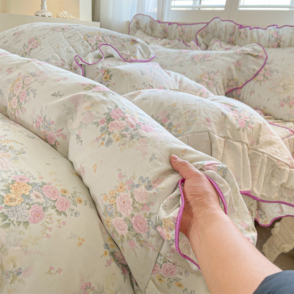 91家纺网 家纺一手货源 找家纺 宜凡家纺 2026新款全棉夹棉花边床笠三件套 朝花心悦