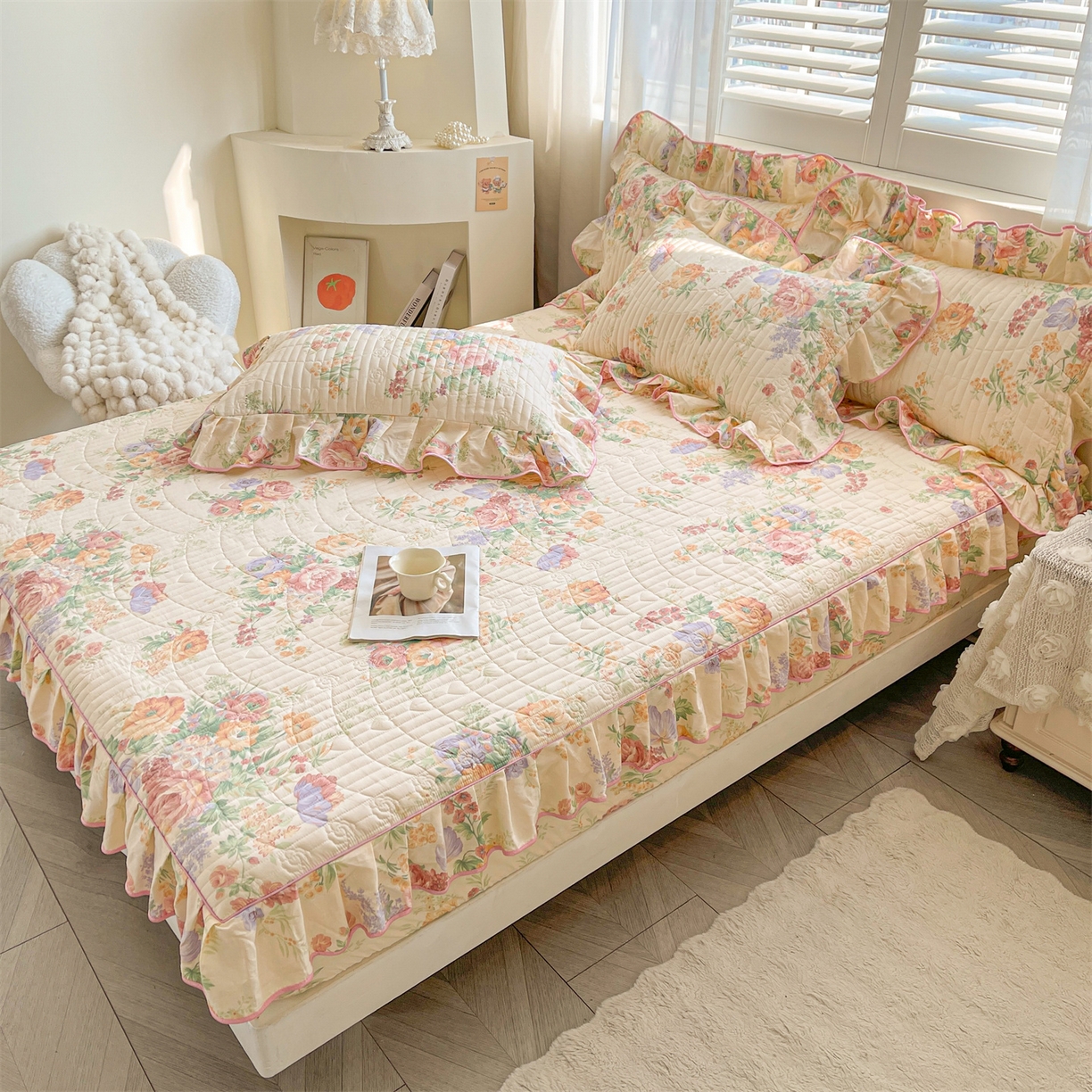 91家纺网 家纺一手货源 找家纺 宜凡家纺 2026新款全棉夹棉花边床笠三件套 春色入梦