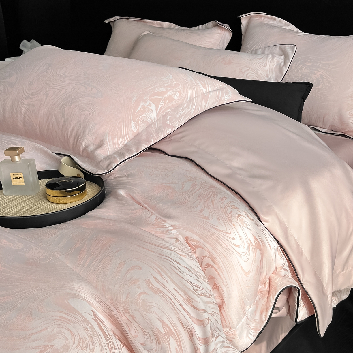 91家纺网 家纺一手货源 找家纺 悦织湾家纺 2026新款水洗冰丝提花四件套-知夏凉爽透气轻奢床上用品三四件套 知夏优雅粉