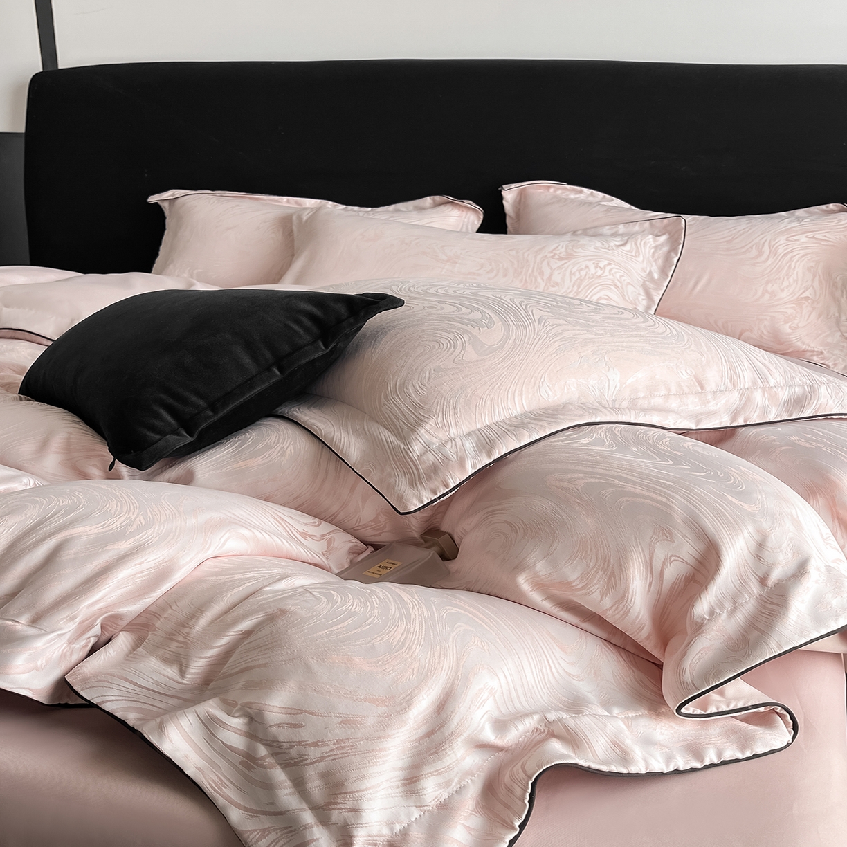 91家纺网 家纺一手货源 找家纺 悦织湾家纺 2026新款水洗冰丝提花四件套-知夏凉爽透气轻奢床上用品三四件套 知夏优雅粉