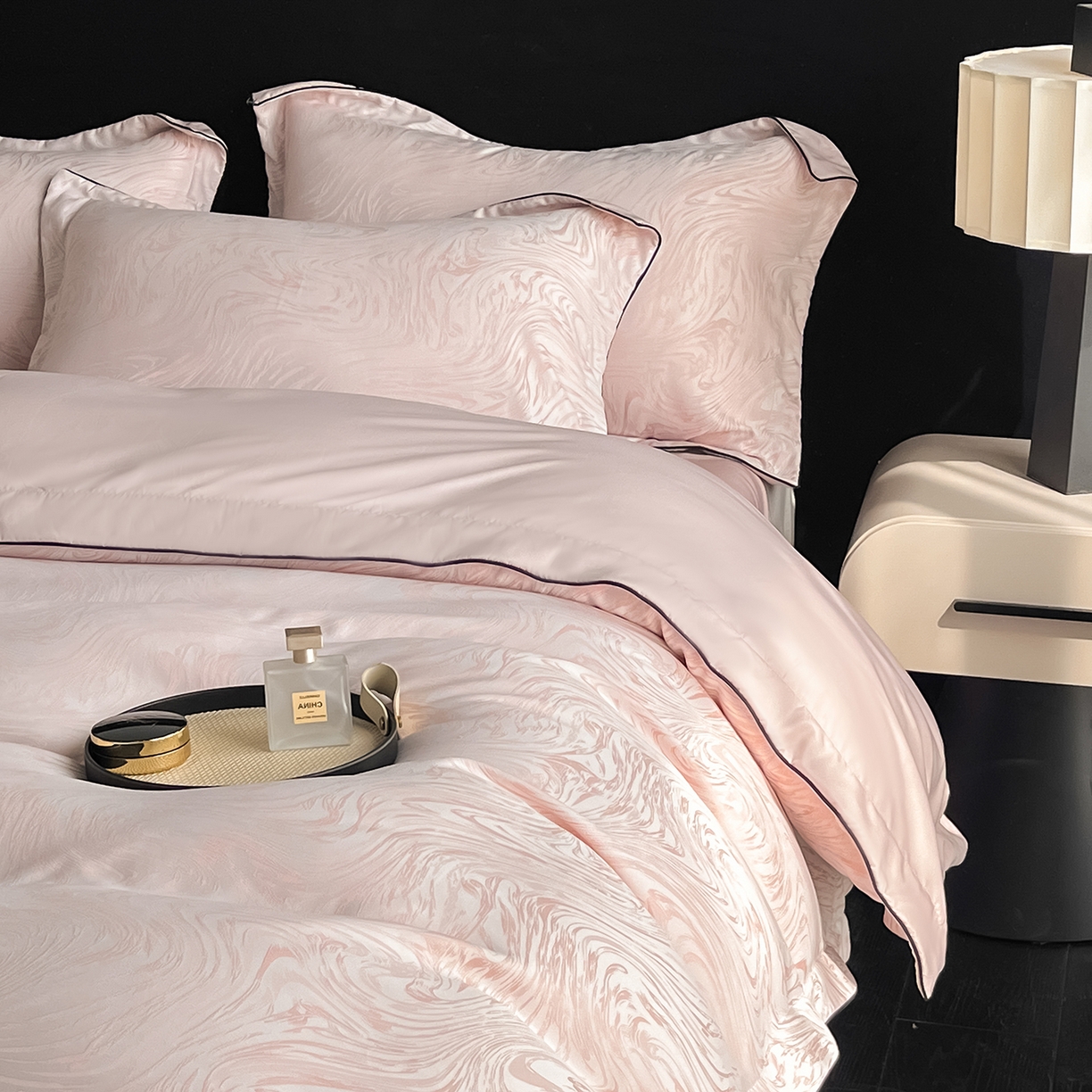 91家纺网 家纺一手货源 找家纺 悦织湾家纺 2026新款水洗冰丝提花四件套-知夏凉爽透气轻奢床上用品三四件套 知夏优雅粉