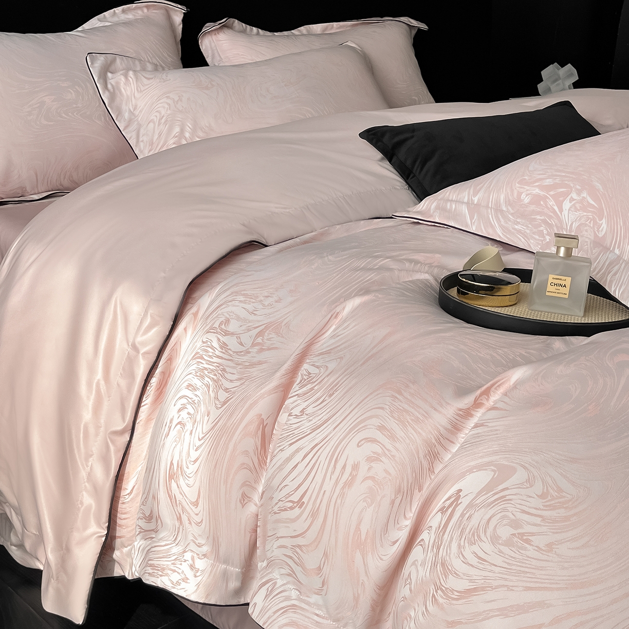 91家纺网 家纺一手货源 找家纺 悦织湾家纺 2026新款水洗冰丝提花四件套-知夏凉爽透气轻奢床上用品三四件套 知夏优雅粉