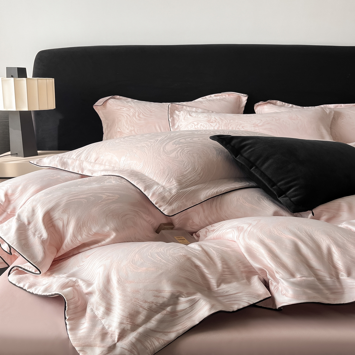 91家纺网 家纺一手货源 找家纺 悦织湾家纺 2026新款水洗冰丝提花四件套-知夏凉爽透气轻奢床上用品三四件套 知夏优雅粉