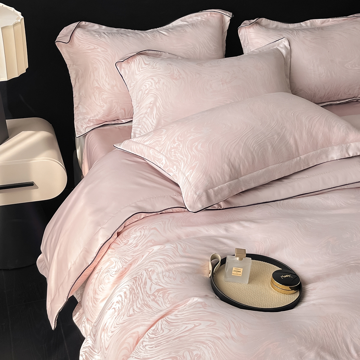 91家纺网 家纺一手货源 找家纺 悦织湾家纺 2026新款水洗冰丝提花四件套-知夏凉爽透气轻奢床上用品三四件套 知夏优雅粉