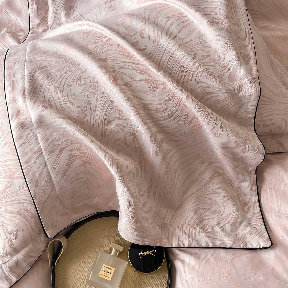 91家纺网 家纺一手货源 找家纺 悦织湾家纺 2026新款水洗冰丝提花四件套-知夏凉爽透气轻奢床上用品三四件套 知夏优雅粉