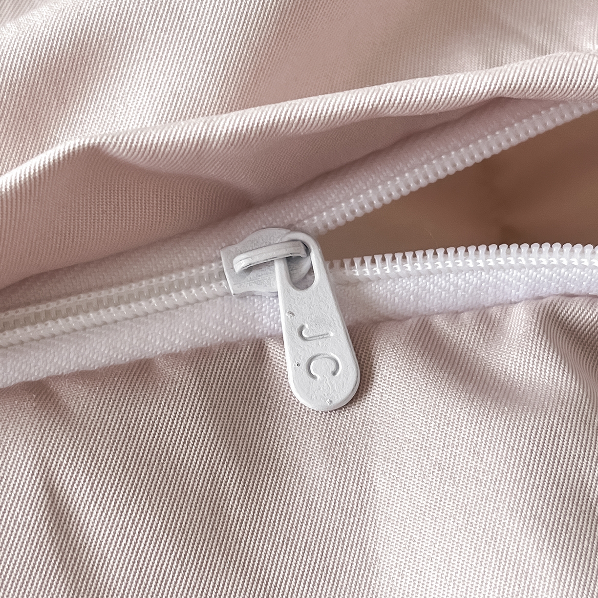 91家纺网 家纺一手货源 找家纺 悦织湾家纺 2026新款水洗冰丝提花四件套-知夏凉爽透气轻奢床上用品三四件套 知夏优雅粉