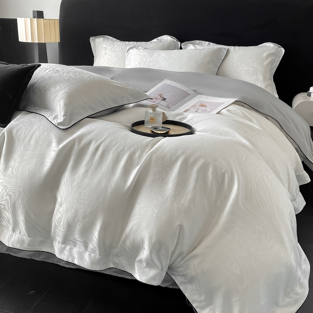 91家纺网 家纺一手货源 找家纺 悦织湾家纺 2026新款水洗冰丝提花四件套-知夏凉爽透气轻奢床上用品三四件套 知夏珍珠白+灰