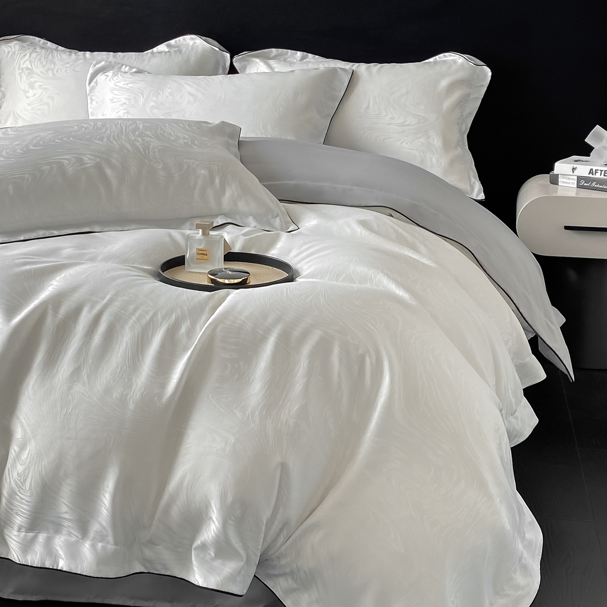 91家纺网 家纺一手货源 找家纺 悦织湾家纺 2026新款水洗冰丝提花四件套-知夏凉爽透气轻奢床上用品三四件套 知夏珍珠白+灰