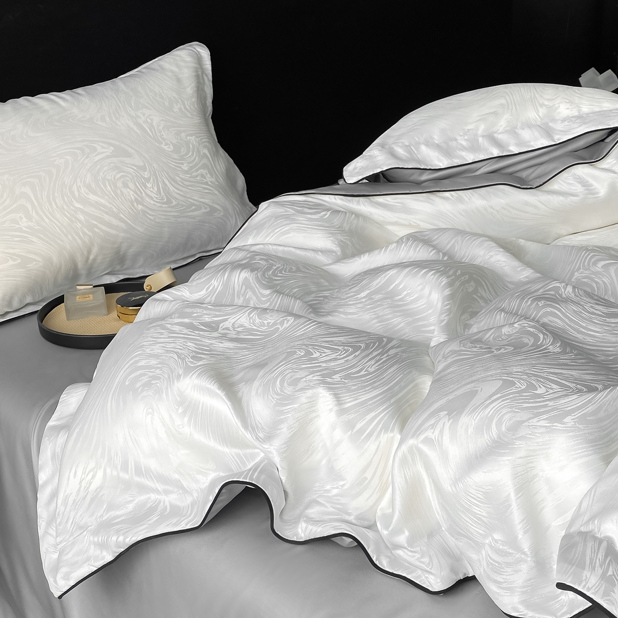 91家纺网 家纺一手货源 找家纺 悦织湾家纺 2026新款水洗冰丝提花四件套-知夏凉爽透气轻奢床上用品三四件套 知夏珍珠白+灰