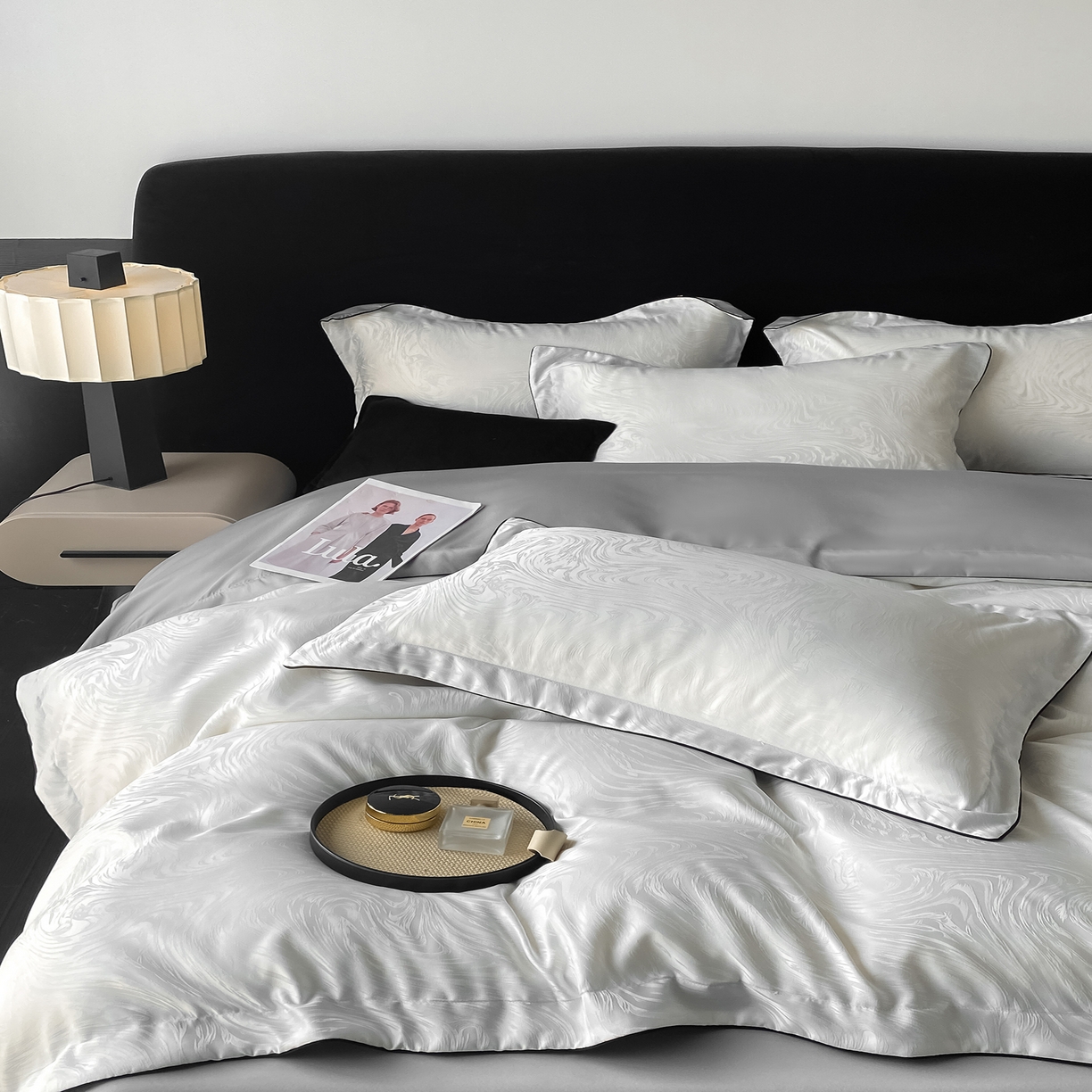 91家纺网 家纺一手货源 找家纺 悦织湾家纺 2026新款水洗冰丝提花四件套-知夏凉爽透气轻奢床上用品三四件套 知夏珍珠白+灰