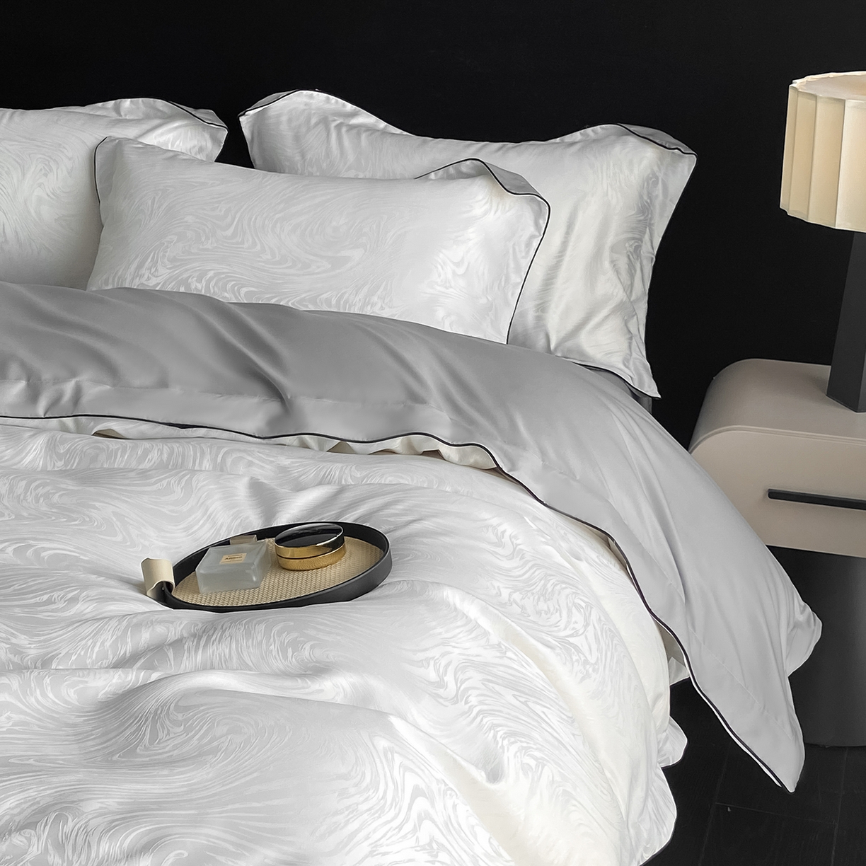 91家纺网 家纺一手货源 找家纺 悦织湾家纺 2026新款水洗冰丝提花四件套-知夏凉爽透气轻奢床上用品三四件套 知夏珍珠白+灰