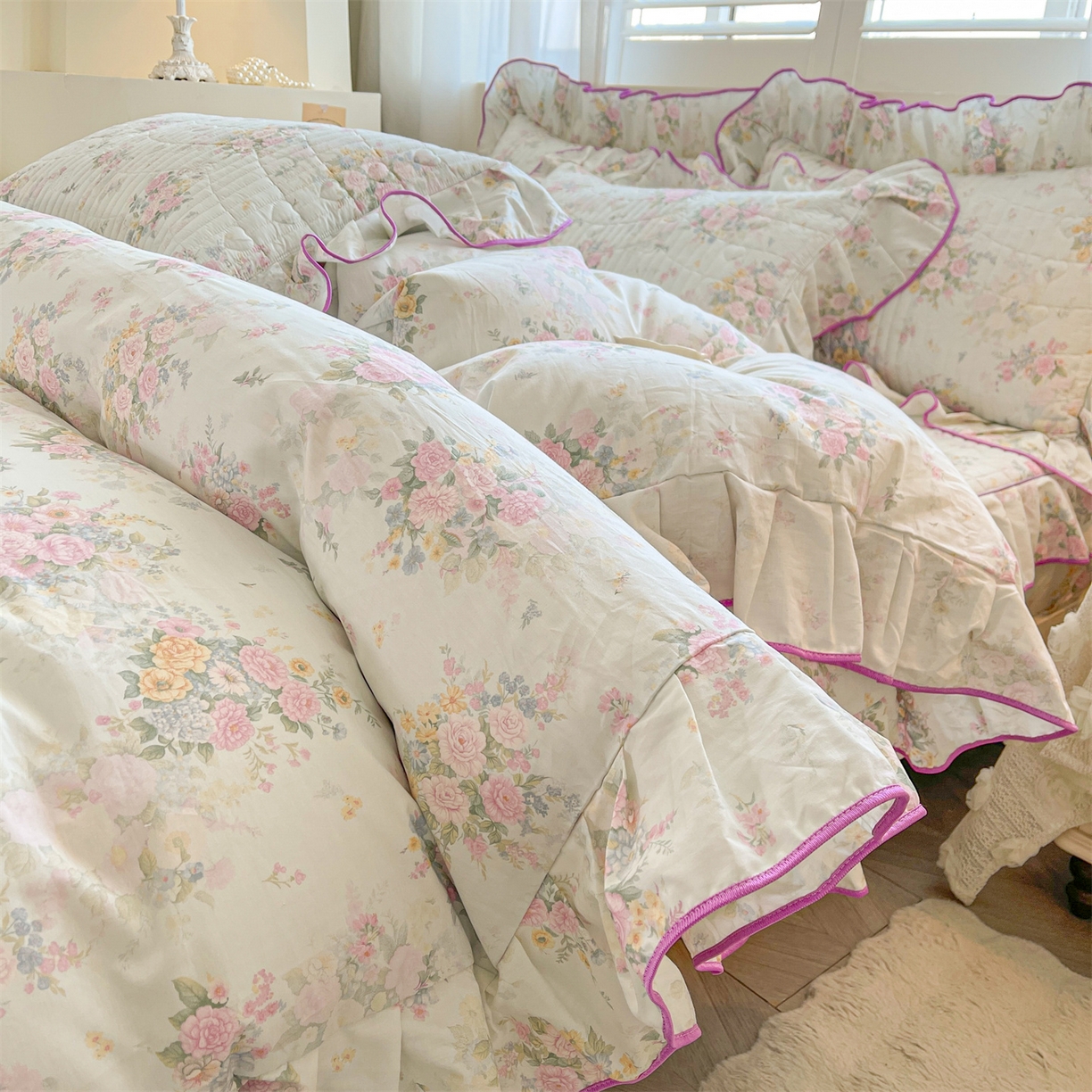 91家纺网 家纺一手货源 找家纺 宜凡家纺 2026新款全棉夹棉花边床笠四件套 朝花心悦