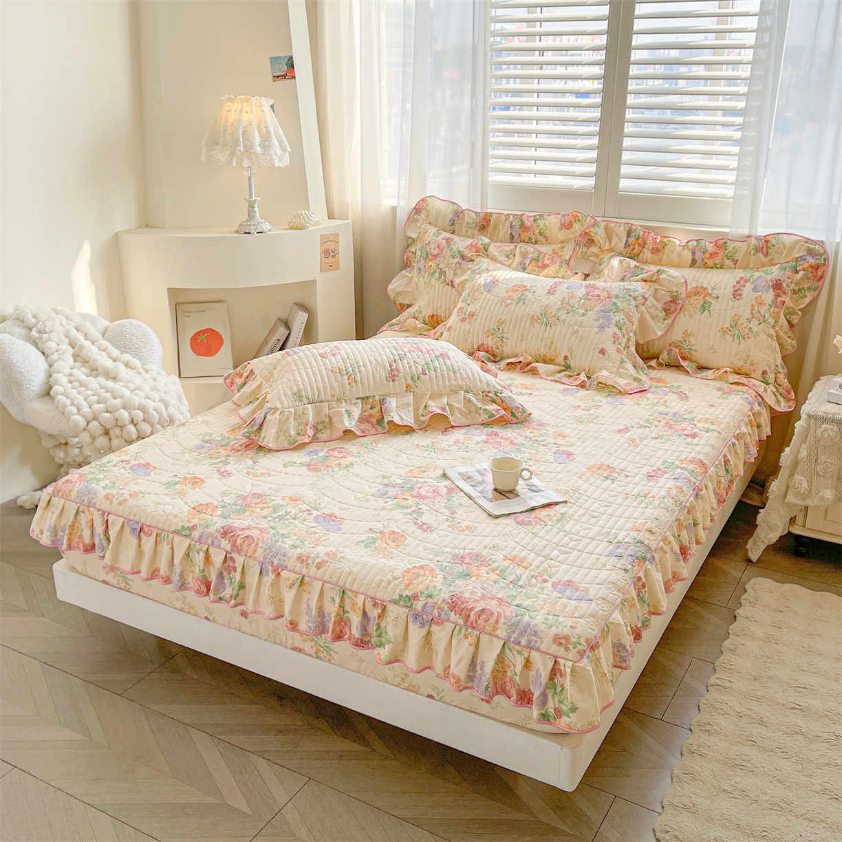 91家纺网 家纺一手货源 找家纺 宜凡家纺 2026新款全棉夹棉花边床笠四件套 春色入梦