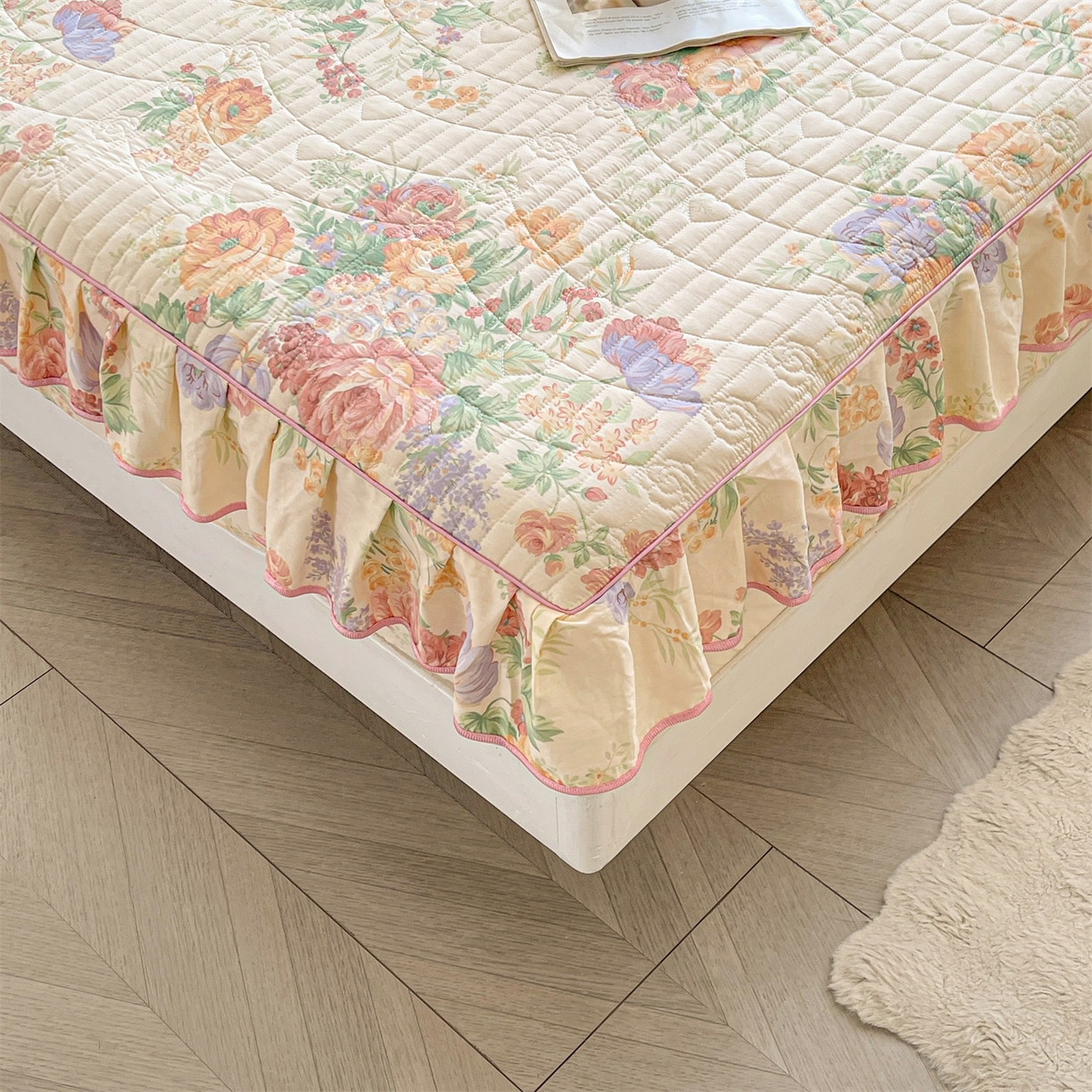 91家纺网 家纺一手货源 找家纺 宜凡家纺 2026新款全棉夹棉花边床笠四件套 春色入梦