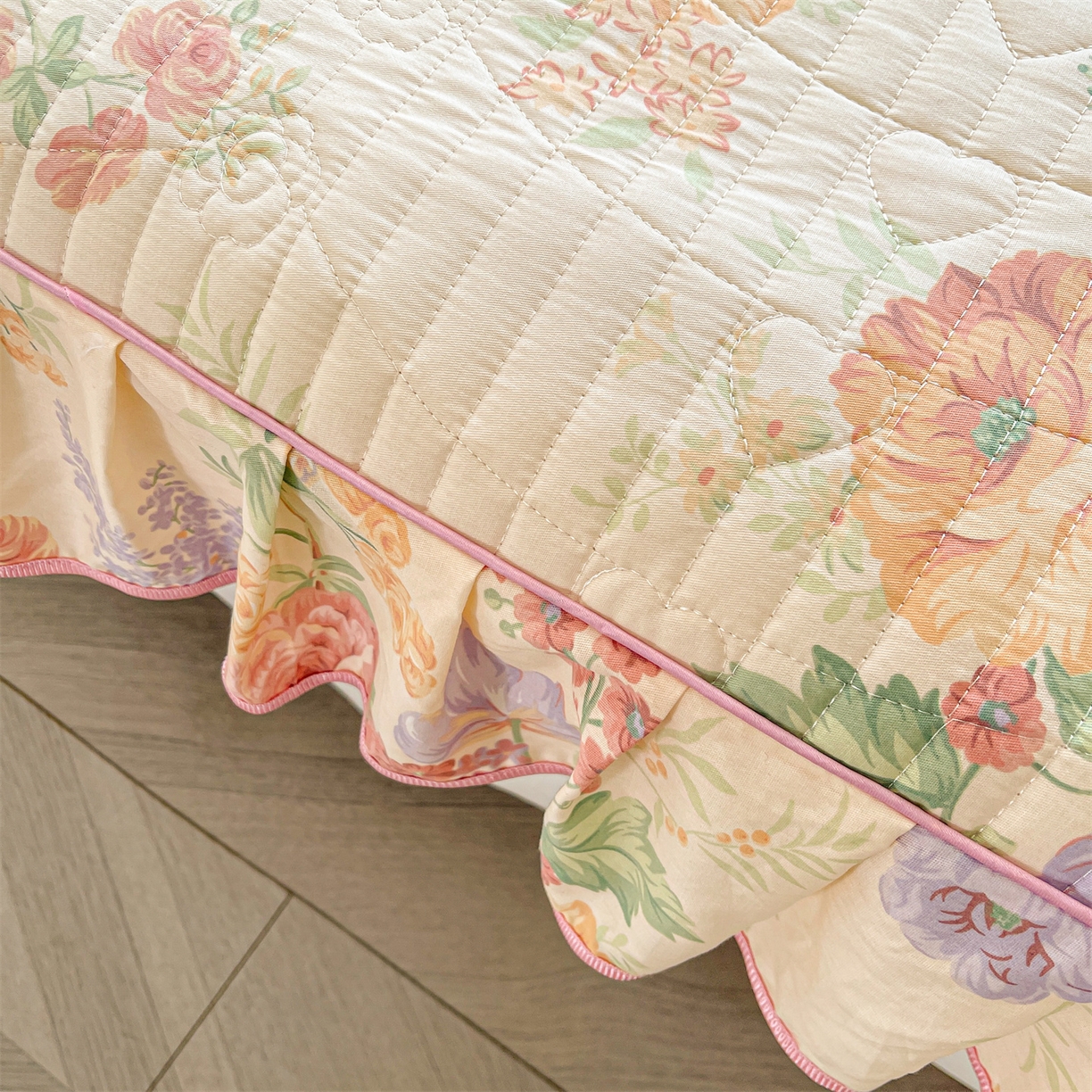 91家纺网 家纺一手货源 找家纺 宜凡家纺 2026新款全棉夹棉花边床笠四件套 春色入梦