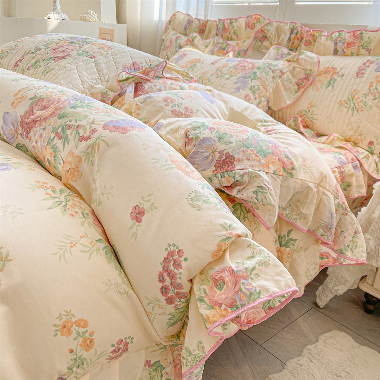 91家纺网 家纺一手货源 找家纺 宜凡家纺 2026新款全棉夹棉花边床笠四件套 春色入梦