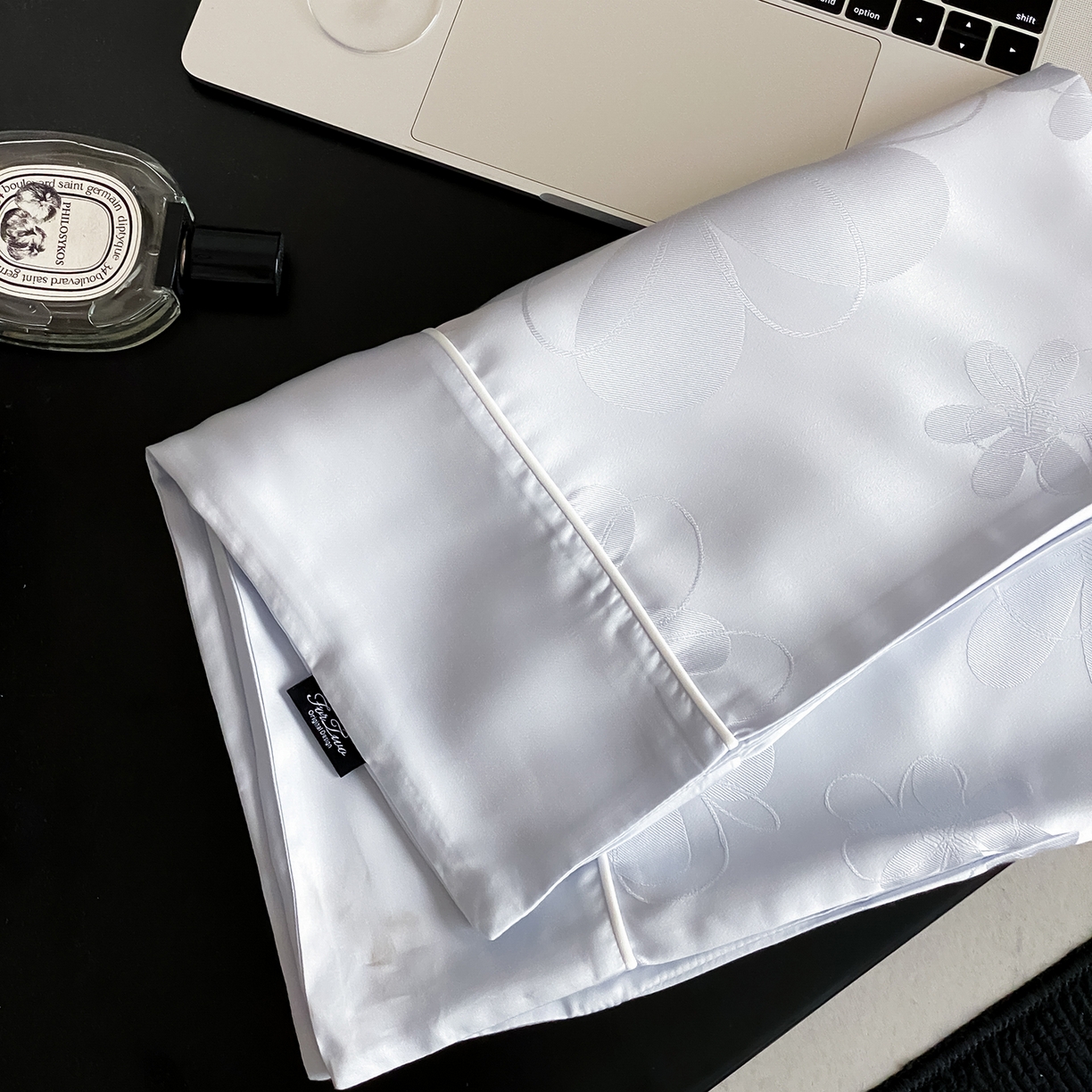 91家纺网 家纺一手货源 找家纺 FORTWO家纺原创设计（FOR TWO家纺） 2026新款60兰精天丝提花嵌绳单品枕套雅颂系列 一路向阳