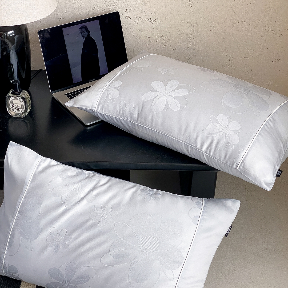 91家纺网 家纺一手货源 找家纺 FORTWO家纺原创设计（FOR TWO家纺） 2026新款60兰精天丝提花嵌绳单品枕套雅颂系列 一路向阳