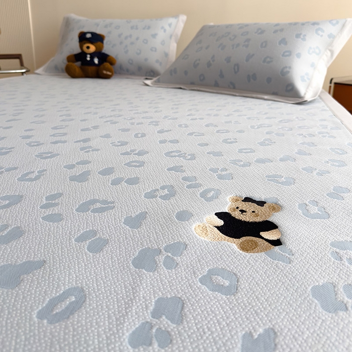 91家纺网 家纺一手货源 找家纺 雅诗帛 2026新款A类母婴级ins清新冰豆豆小熊刺绣凉感值过0.21夏季冰丝席凉席夏天 床席款-小熊豹豹-蓝