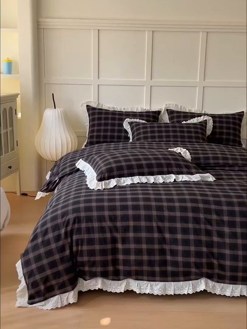 91家纺网 家纺一手货源 找家纺 花香四季家纺 2026全棉色织水洗棉法式公主风花边床单款床笠款四件套 高智黑