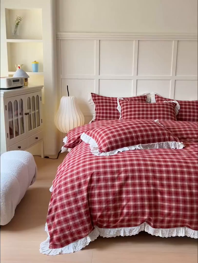 91家纺网 家纺一手货源 找家纺 花香四季家纺 2026全棉色织水洗棉法式公主风花边床单款床笠款四件套 米兰红