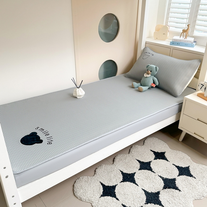 91家纺网 家纺一手货源 找家纺 （总）爱思凯家纺 2026新款【学生】PE真豆豆-八宝熊 -床笠款【场景一】