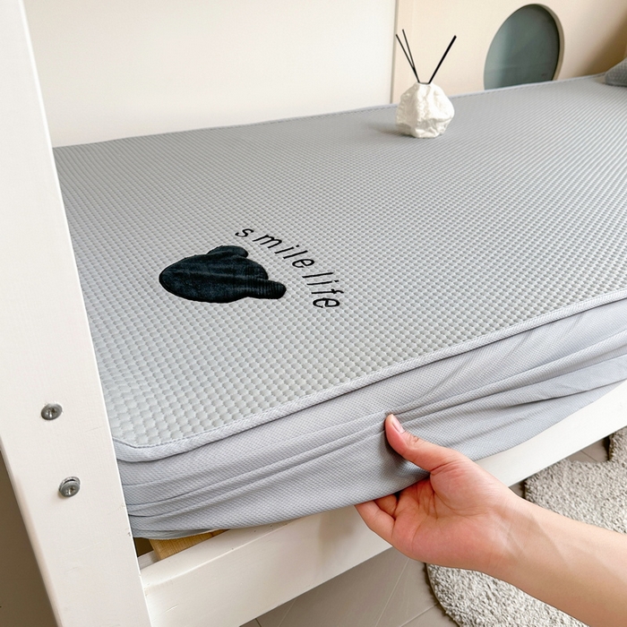 91家纺网 家纺一手货源 找家纺 （总）爱思凯家纺 2026新款【学生】PE真豆豆-八宝熊 -床笠款【场景一】