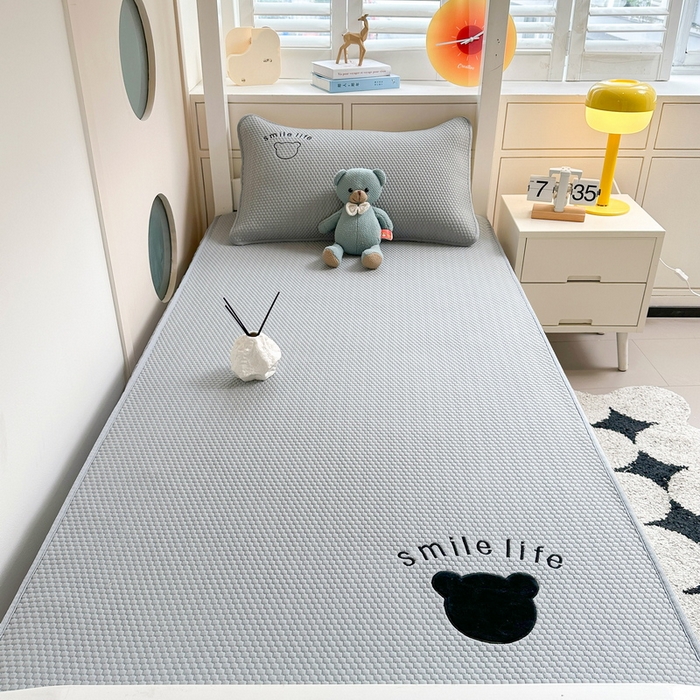 91家纺网 家纺一手货源 找家纺 （总）爱思凯家纺 2026新款【学生】PE真豆豆-八宝熊 -床笠款【场景一】