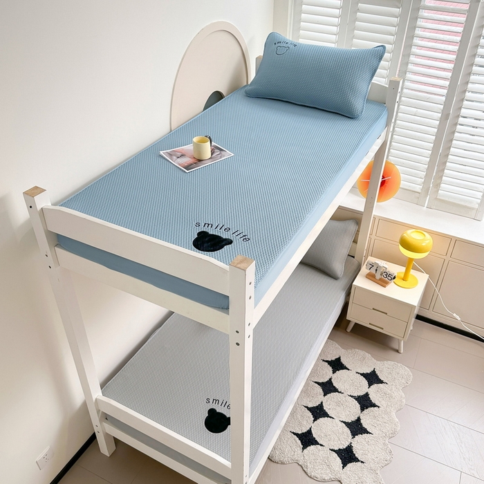 91家纺网 家纺一手货源 找家纺 （总）爱思凯家纺 2026新款【学生】PE真豆豆-八宝熊 -床笠款【场景一】