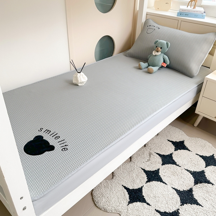 91家纺网 家纺一手货源 找家纺 （总）爱思凯家纺 2026新款【学生】PE真豆豆-八宝熊 -床笠款【场景一】