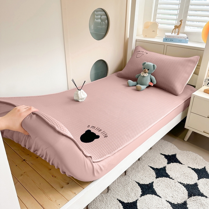 91家纺网 家纺一手货源 找家纺 （总）爱思凯家纺 2026新款【学生】PE真豆豆-八宝熊 -床笠款【场景一】