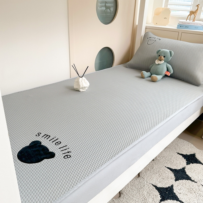 91家纺网 家纺一手货源 找家纺 （总）爱思凯家纺 2026新款【学生】PE真豆豆-八宝熊 -床笠款【场景一】