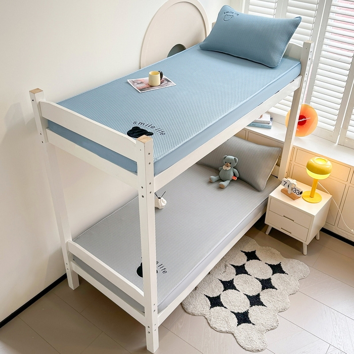 91家纺网 家纺一手货源 找家纺 （总）爱思凯家纺 2026新款【学生】PE真豆豆-八宝熊 -床笠款【场景一】