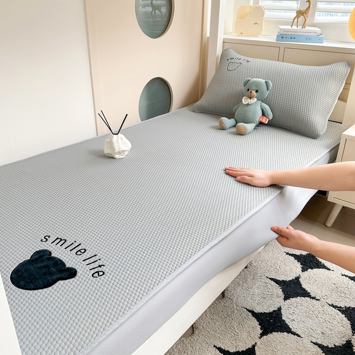 91家纺网 家纺一手货源 找家纺 （总）爱思凯家纺 2026新款【学生】PE真豆豆-八宝熊 -床笠款【场景一】