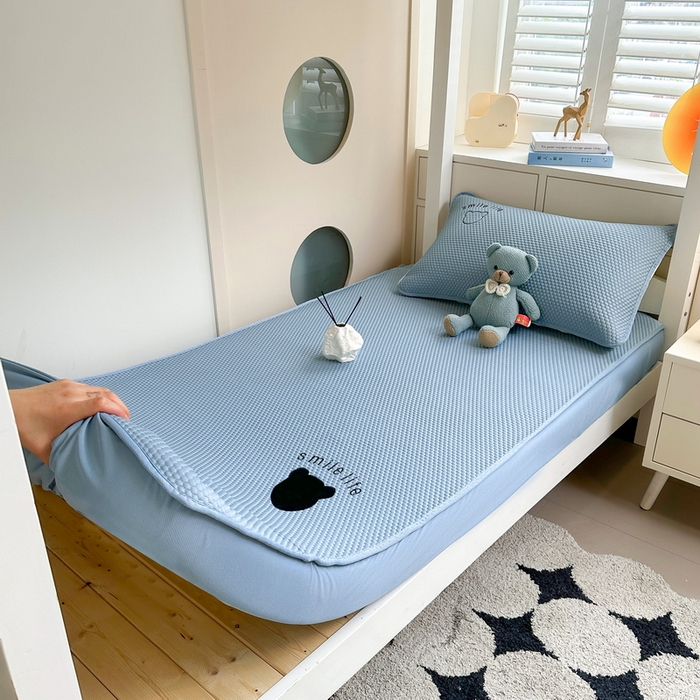 91家纺网 家纺一手货源 找家纺 （总）爱思凯家纺 2026新款【学生】PE真豆豆-八宝熊 -床笠款【场景一】