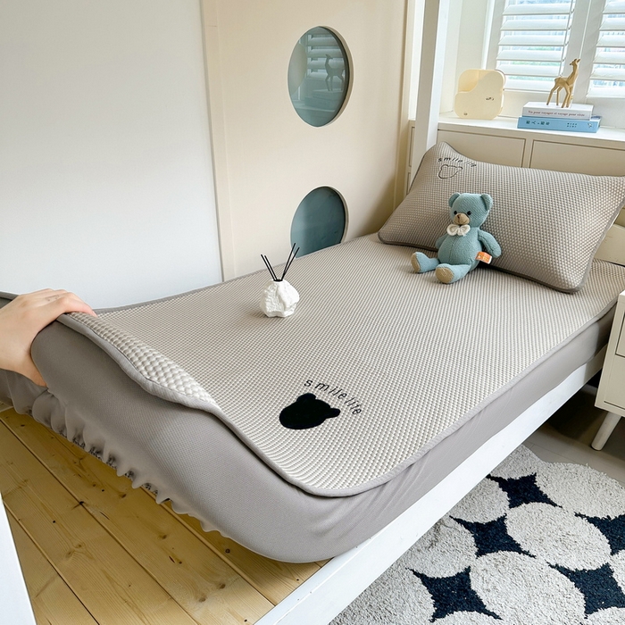 91家纺网 家纺一手货源 找家纺 （总）爱思凯家纺 2026新款【学生】PE真豆豆-八宝熊 -床笠款【场景一】