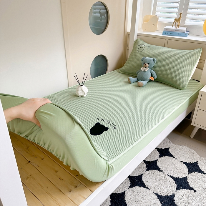 91家纺网 家纺一手货源 找家纺 （总）爱思凯家纺 2026新款【学生】PE真豆豆-八宝熊 -床笠款【场景一】