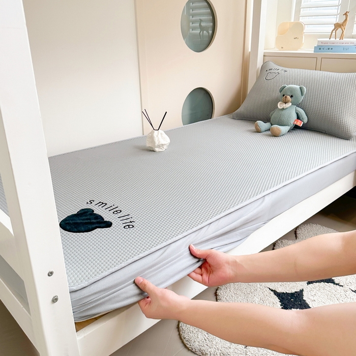 91家纺网 家纺一手货源 找家纺 （总）爱思凯家纺 2026新款【学生】PE真豆豆-八宝熊 -床笠款【场景一】