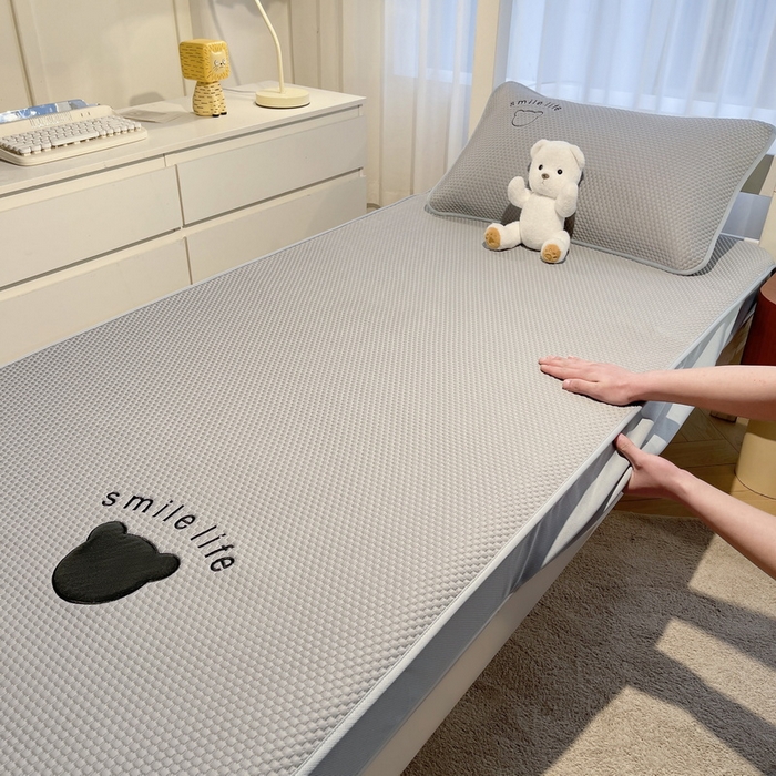 91家纺网 家纺一手货源 找家纺 （总）爱思凯家纺 2026新款【学生】PE真豆豆-八宝熊 -床笠款【场景二】