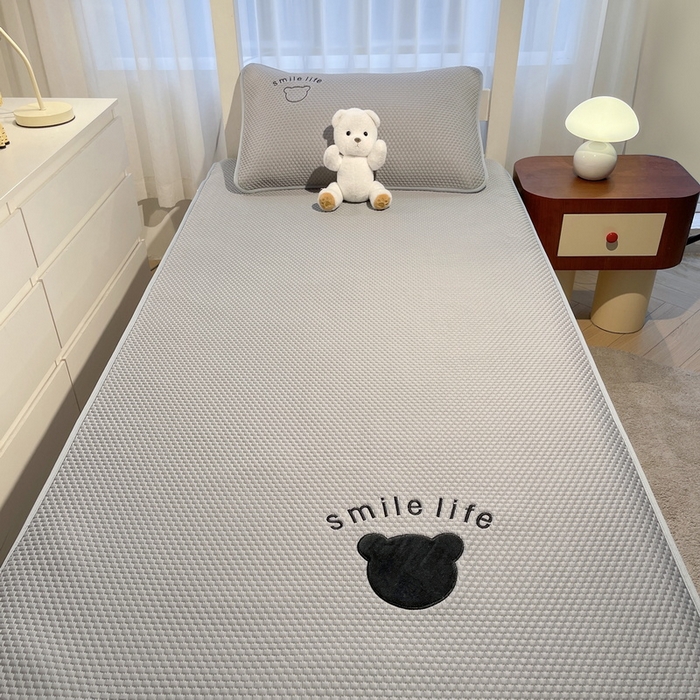 91家纺网 家纺一手货源 找家纺 （总）爱思凯家纺 2026新款【学生】PE真豆豆-八宝熊 -床笠款【场景二】