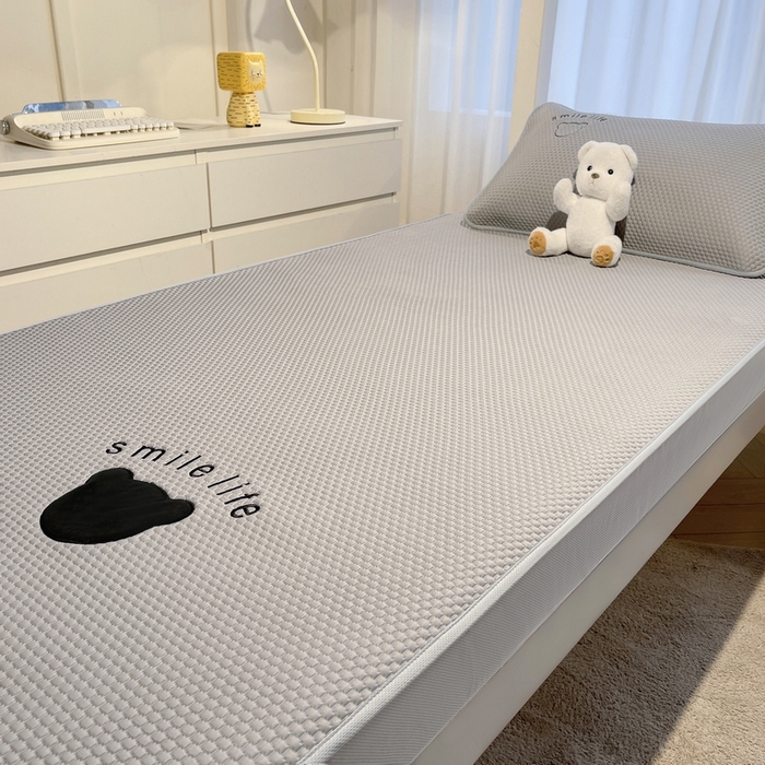 91家纺网 家纺一手货源 找家纺 （总）爱思凯家纺 2026新款【学生】PE真豆豆-八宝熊 -床笠款【场景二】