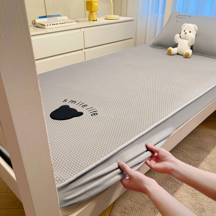 91家纺网 家纺一手货源 找家纺 （总）爱思凯家纺 2026新款【学生】PE真豆豆-八宝熊 -床笠款【场景二】