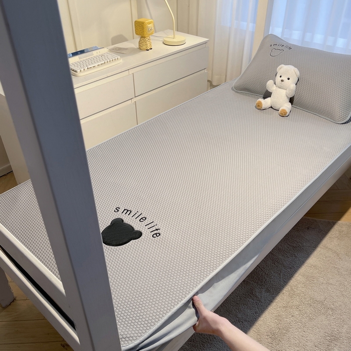 91家纺网 家纺一手货源 找家纺 （总）爱思凯家纺 2026新款【学生】PE真豆豆-八宝熊 -床笠款【场景二】